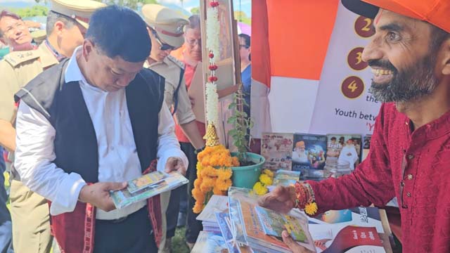 Spiritual books gifted to MLA (Advisor to CM) Sh. Alo Libang ji and Deputy  Commissioner Sh. Talo Jerang, SP Sh. Token Saring, Yingkiong, Arunachal  Pradesh. - Sant Shri Asharamji Ashram