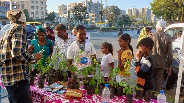 अहमदाबाद, साबरमती के टोलनाका में संत श्री आशारामजी बापू के साधकों ...