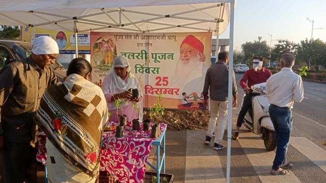 अहमदाबाद, साबरमती के टोलनाका में संत श्री आशारामजी बापू के साधकों ...