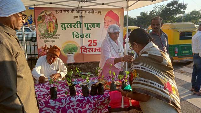 अहमदाबाद, साबरमती के टोलनाका में संत श्री आशारामजी बापू के साधकों ...