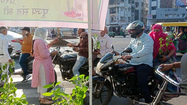 अहमदाबाद, साबरमती के टोलनाका में संत श्री आशारामजी बापू के साधकों ...
