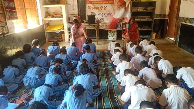 Matri-Pitri Pujan Divas was celebrated by the seekers of Sant Shri ...